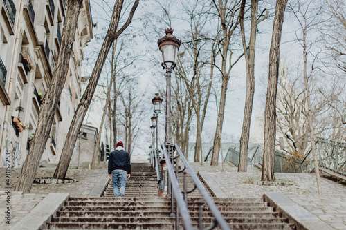 Homme montant les marches de Montmartre