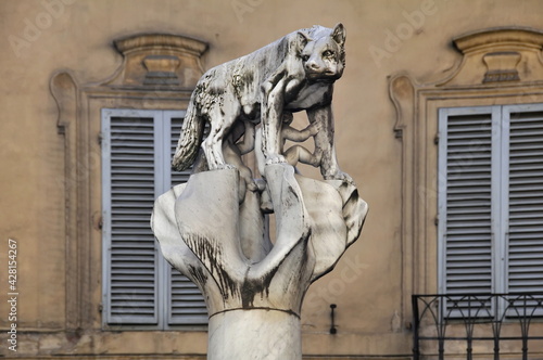 Foto Statue of Romulus and Remus being suckled by the she-wolf in Siena, Siena Province, Tuscany, Italy