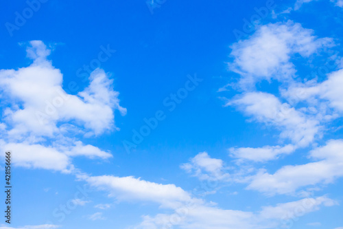 センタースペースのある青空と雲