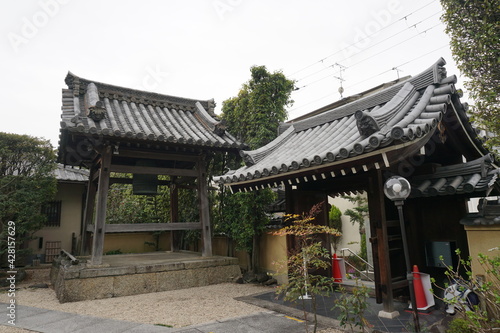 大阪にある石切劔箭神社の参道にある寺