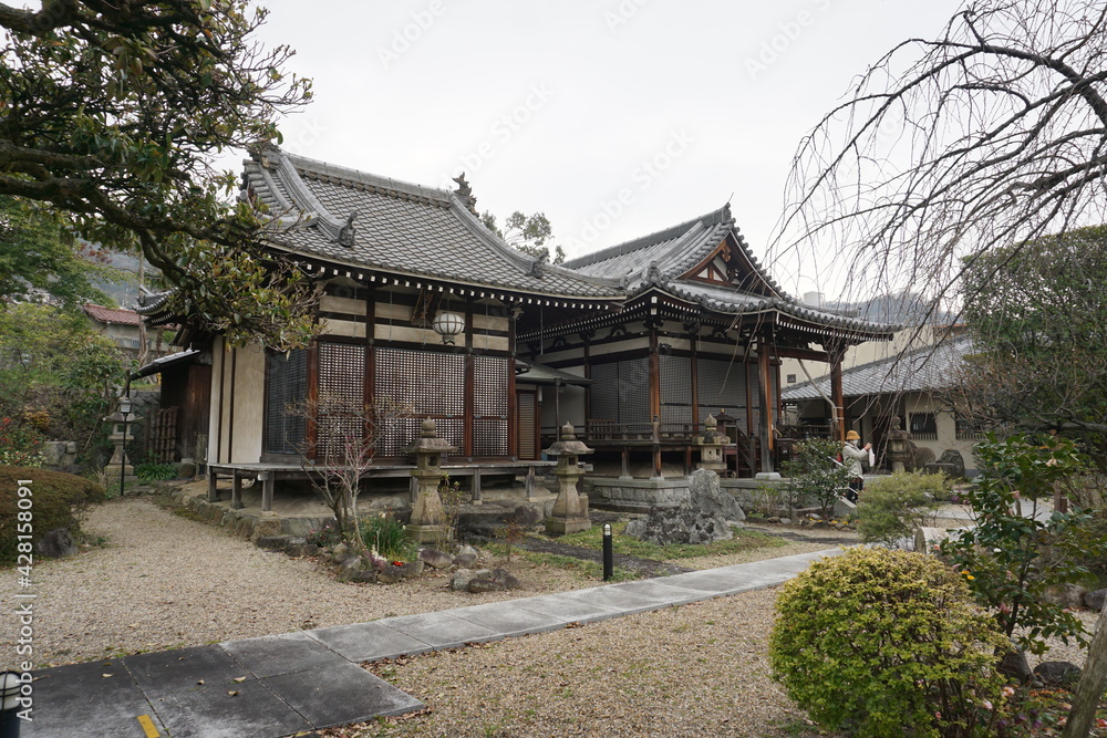 大阪にある石切劔箭神社の参道にある寺