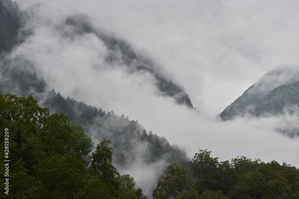 Wolkenverhangene Berge in den Allgäuer Alpen