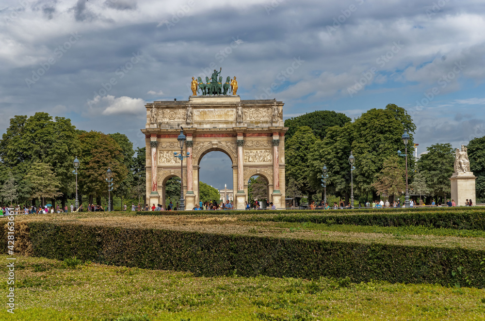 Obraz premium Arc De Triumphs The Carousel And Garden Tuileries, Ile De France, France
