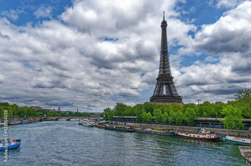 River Seine And Eiffel Tower, Paris, Ile De France, France © Stockfotos