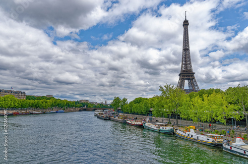 River Seine And Eiffel Tower, Paris, Ile De France, France © Stockfotos
