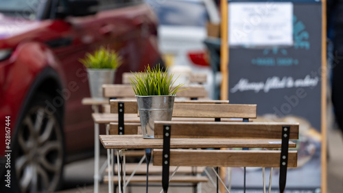 Foto Outdoor table cafe or restaurant during the easing of Covid-19 pandemic lockdown