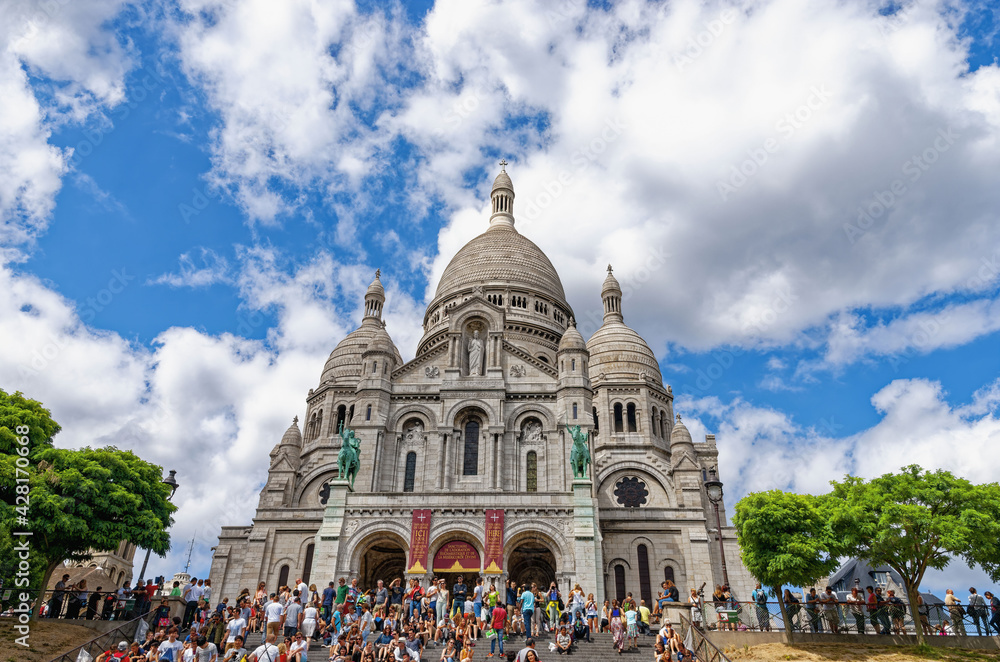 Obraz premium Tourists In Front Of Basilica Sacré C?ur, Paris, Ile De France, France
