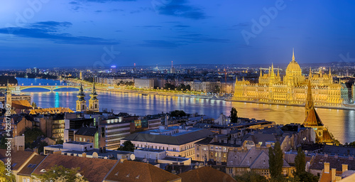 Budapest Donau und Parlament beleuchtet Panorama