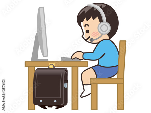 インカムを着けてリモート学習する男の子
