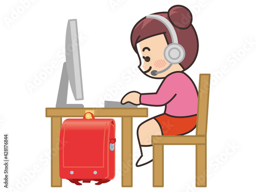 インカムを着けてリモート学習する女の子