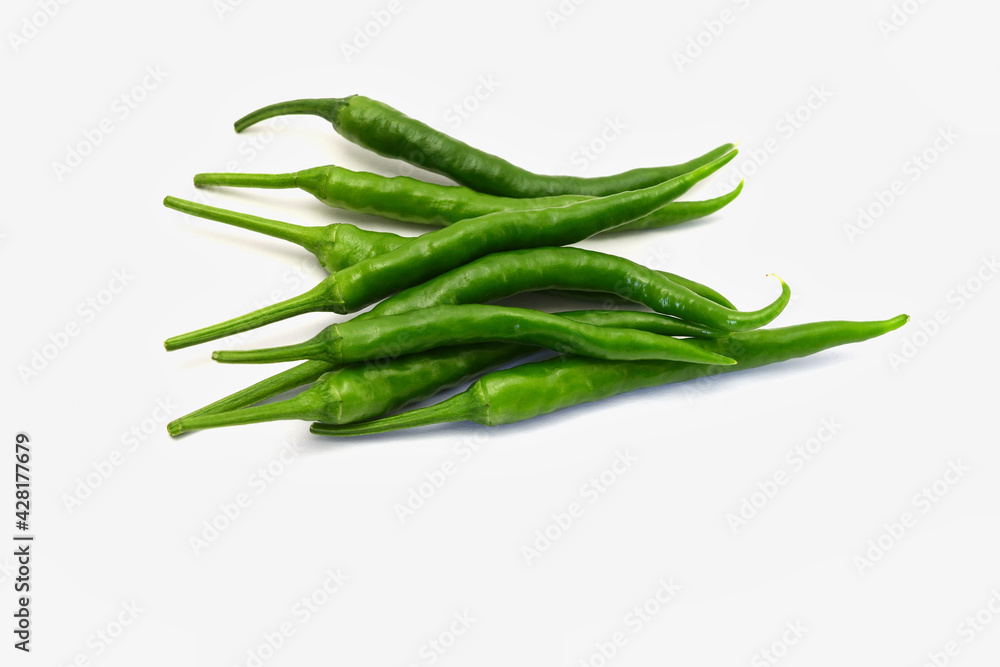 白背景の青唐辛子 コピースペースあり Green chili peppers (chile verde) on white background with copy space 白背景の青唐辛子 コピースペースあり Green chili peppers (chile verde) on white background with copy space