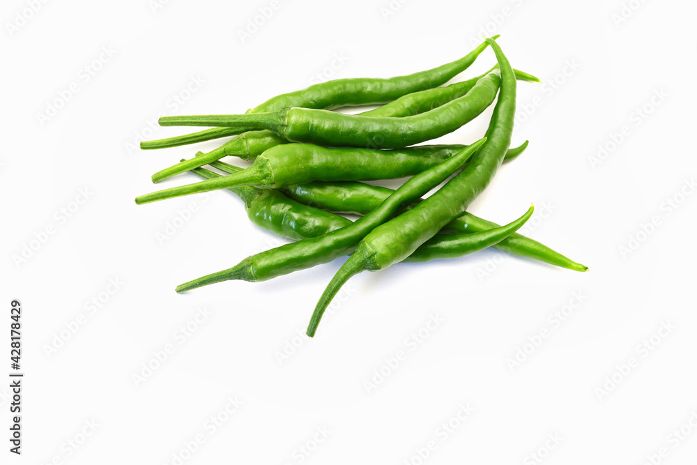 白背景の青唐辛子 コピースペースあり Green chili peppers (chile verde) on white background with copy space 白背景の青唐辛子 コピースペースあり Green chili peppers (chile verde) on white background with copy space