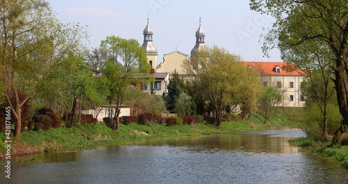Sanktuarium ojców Paulinów w Wieruszowie od strony rzeki Prosny.