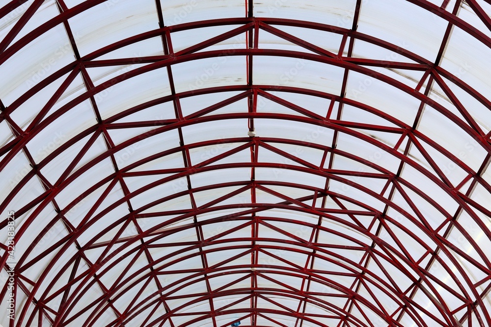 Metal structure for a transparent roof of a shopping pavilion Metal structure for a transparent roof of a shopping pavilion