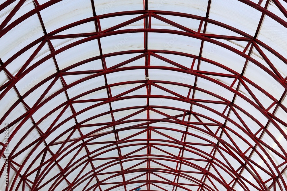 Metal structure for a transparent roof of a shopping pavilion 