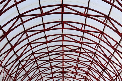 Metal structure for a transparent roof of a shopping pavilion 