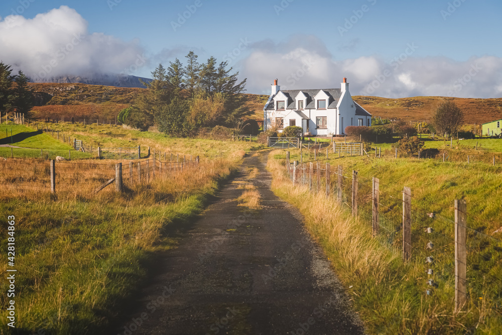 Traditional, rural country croft house in idyllic countryside scenery at Staffin on the Isle of Skye, Scottish Highlands, Scotland. - obrazy, fototapety, plakaty 
