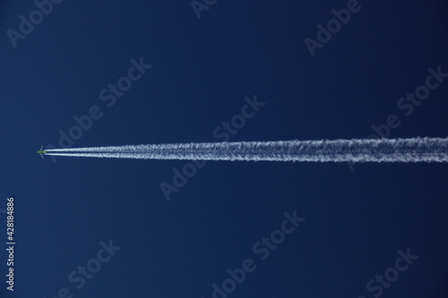 airliner contrail  © romanb321
