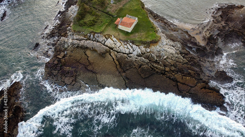 Ermita del Carmen con ola