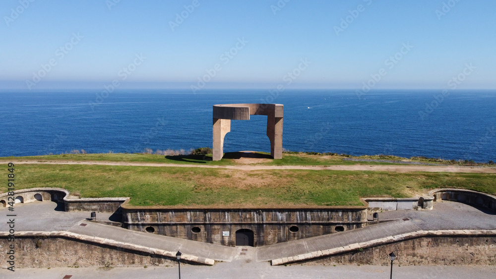 Fototapeta premium Elogio del Horizonte en Cimadevilla, Gijón