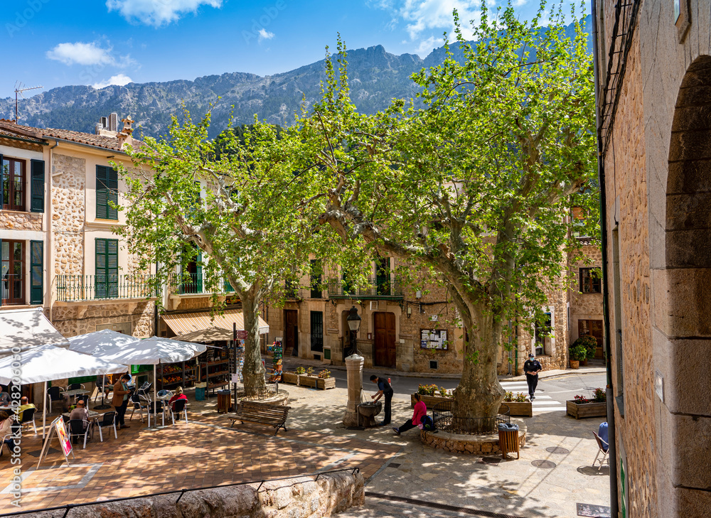 Obraz premium Wanderung auf dem wunderschönen Mallorca zwischen Port de Soller und Fornalutx - alter Dorfplatz in Fornalutx