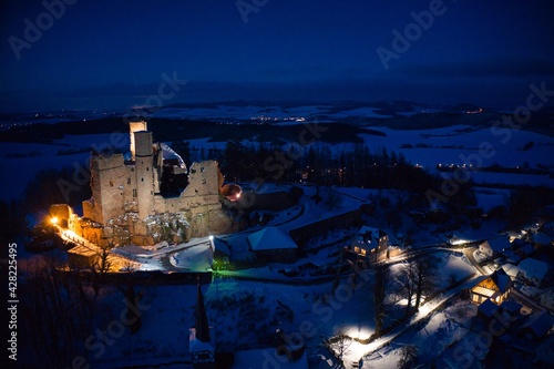 Luftaufnahme von Burg Hanstein und dem Dorf Rimbach im Winter am Abend mit Beleuchtung