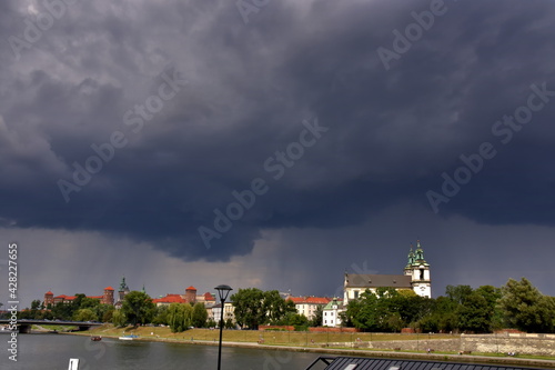 Obraz na płótnie pogoda, ciemne chmury, deszcz, ulewa, załamanie pogody w salonie