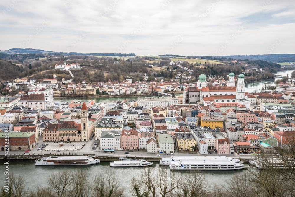 Obraz premium Berühmte Stadtansicht von der drei Flüsse Stadt Passau mit Blick auf Fluss Donau und Inn der Altstadt und das Rathaus und Dom gesehen von der Feste Oberhaus, Deutschland