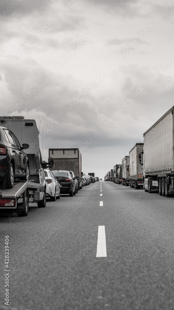 Stau auf der Autobahn - dem Korridor des Lebens - Zugang zum Verletzten