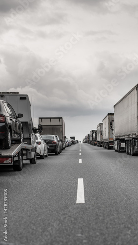 Obraz na płótnie Stau auf der Autobahn - dem Korridor des Lebens - Zugang zum Verletzten w salonie