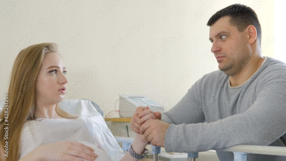 Husband holds wife's hand, visits pregnant wife in private clinic Husband holds wife's hand, visits pregnant wife in private clinic