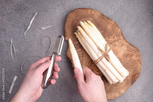 How to peel the asparagus