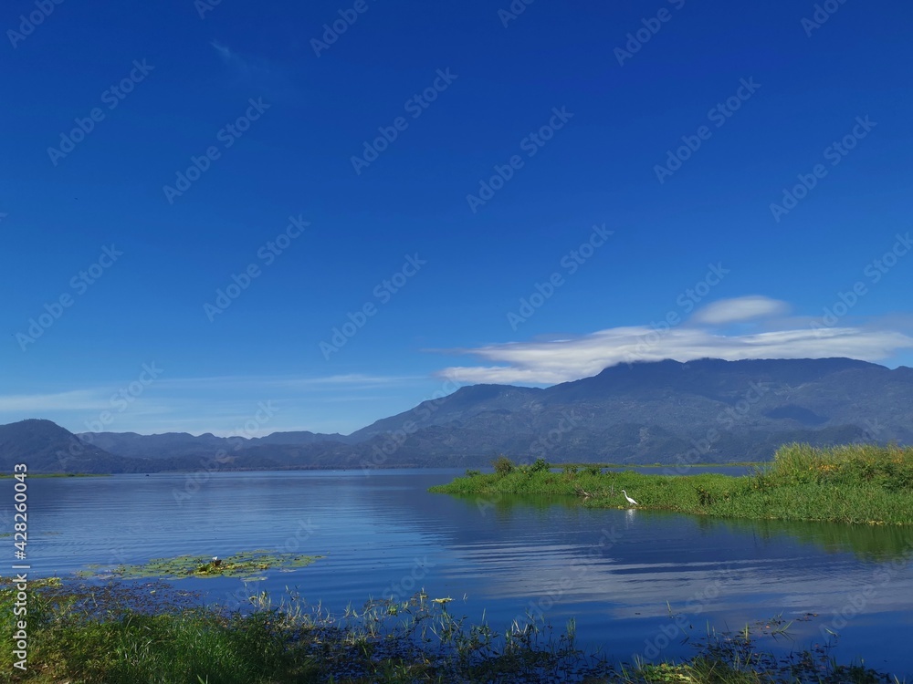 Fototapeta premium lake and mountains