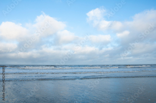 nubes blancas en horizonte