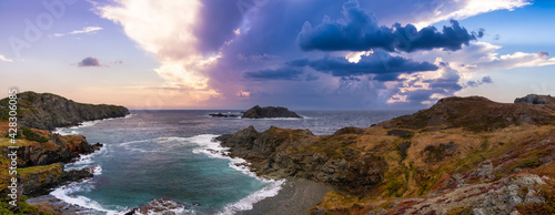 Photo Striking panoramic seascape view on a rocky Atlantic Ocean Coast during a vibrant sunset