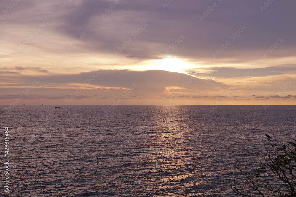 Fototapeta premium Beautiful sunrise on the sea 