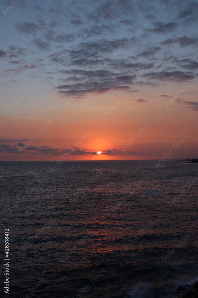 Fototapeta premium Puesta del sol ante el mar.
