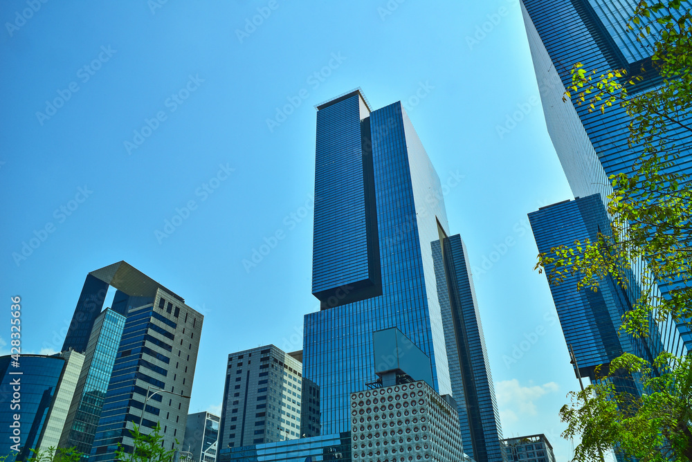 Fototapeta premium 서울 중심가의 빌딩들