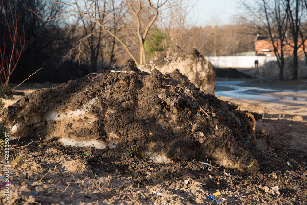 Obraz premium A large pile of dirty melting snow. The concept of the coming of spring and melting snow
