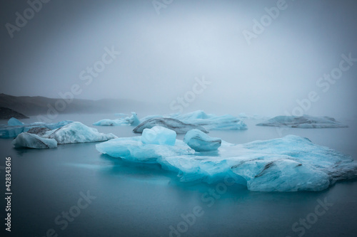 Gletscherlagune in Island im Nebel © cbasting