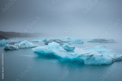 Gletscherlagune in Island im Nebel