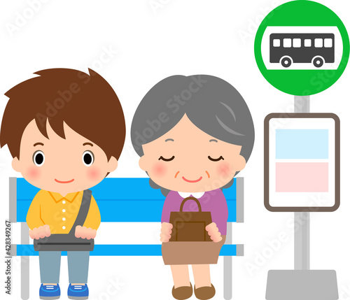 バス停のベンチに座る若い男性とシニア女性