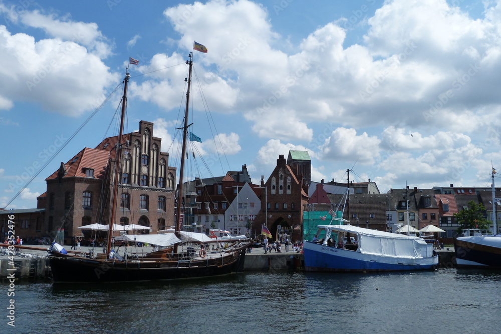 Altstadt mit Hafen in Wismar