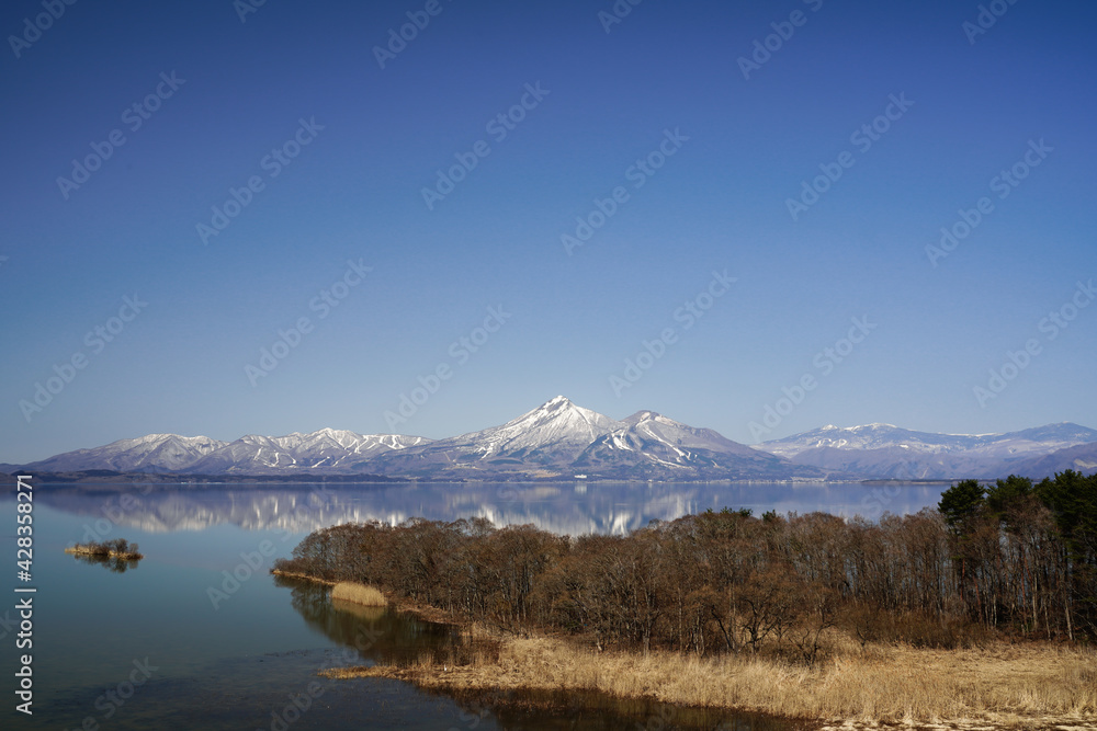 残雪の磐梯山と猪苗代湖