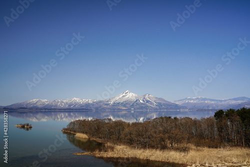 残雪の磐梯山と猪苗代湖