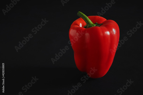 Fotografia red bell pepper on black background