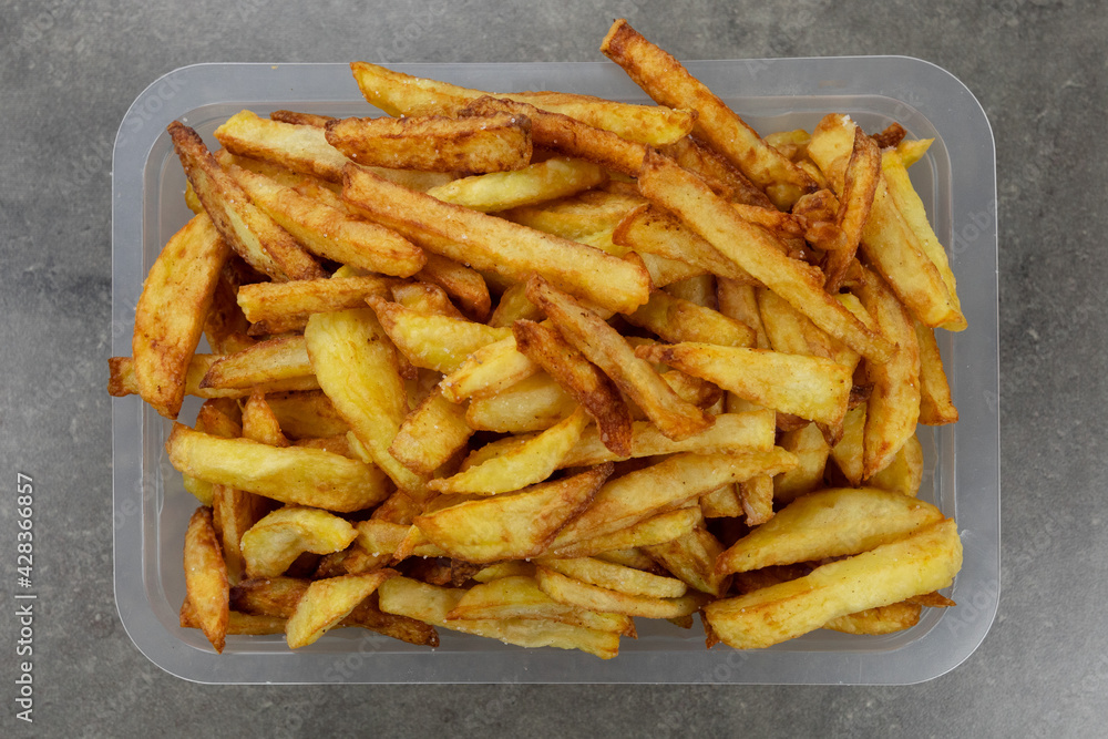 barquette de frites sur une table barquette de frites sur une table