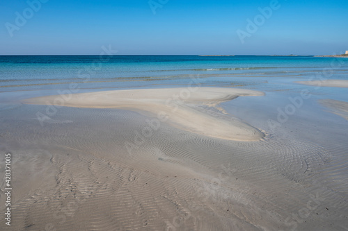 Fototapeta Naklejka Na Ścianę i Meble -  Sabbia bianca con mare trasparente e cielo azzurro.