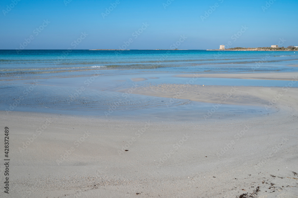 Sabbia bianca con mare trasparente e cielo azzurro. Sabbia bianca con mare trasparente e cielo azzurro.