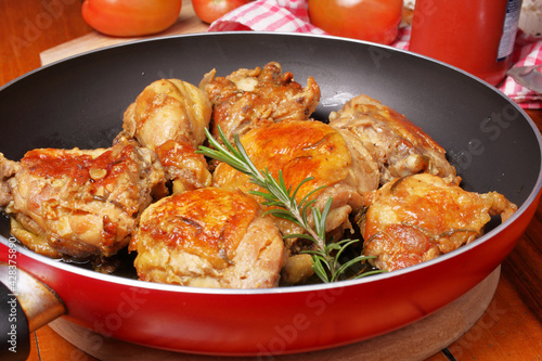 Pollo tagliato a pezzi ed arrostito in padella antiaderente con rosmarino e spezie varie.